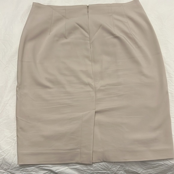 Beige skirt - Picture 3 of 3
